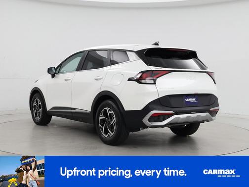 White 2024 Kia Sportage LX