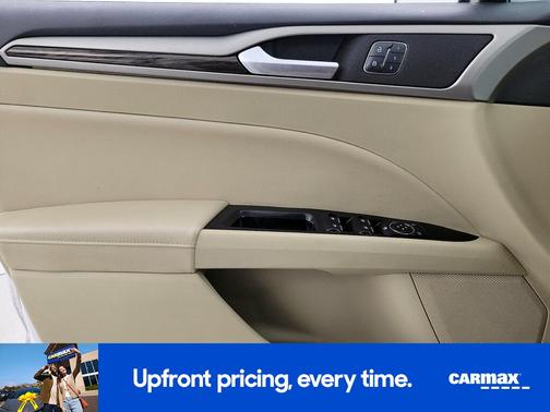 White 2015 Ford Fusion SE