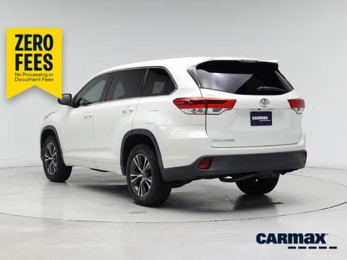 White 2017 Toyota Highlander LE