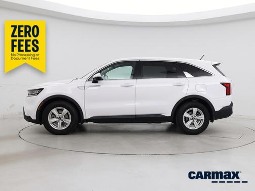 White 2022 Kia Sorento LX