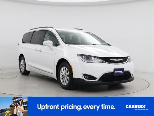 White 2017 Chrysler Pacifica Touring L