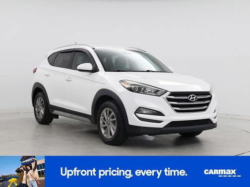 White 2017 Hyundai TUCSON SE