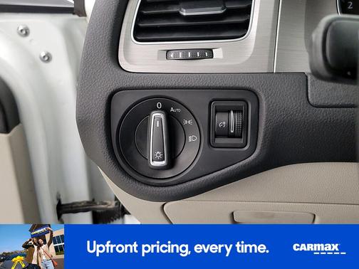 White 2017 Volkswagen Golf SE