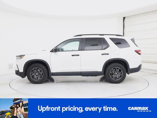 White 2025 Honda Pilot Trailsport