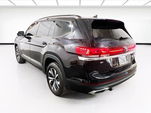 Black 2025 Volkswagen Atlas 2.0T SE