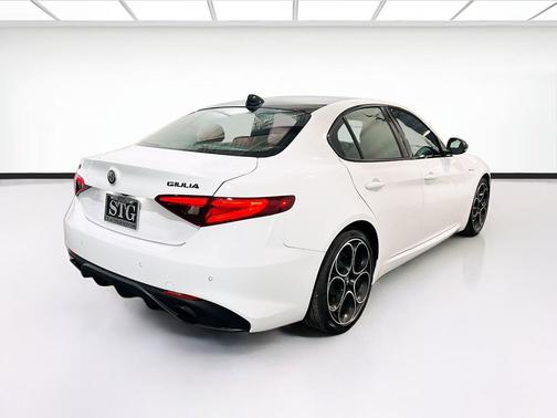 Alfa White 2023 Alfa Romeo Giulia Veloce RWD