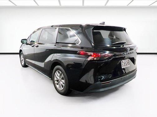 2024 Toyota Sienna LE