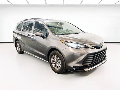 2022 Toyota Sienna LE