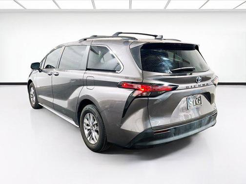 2022 Toyota Sienna LE