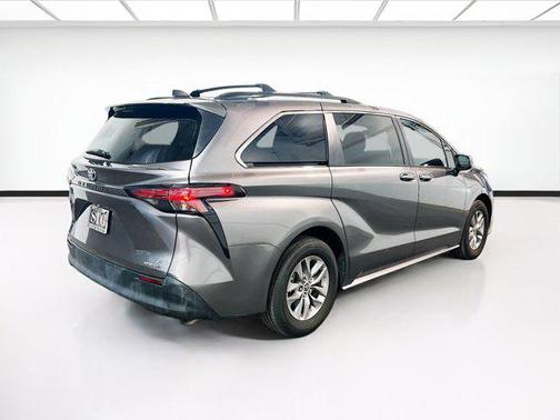 2022 Toyota Sienna LE