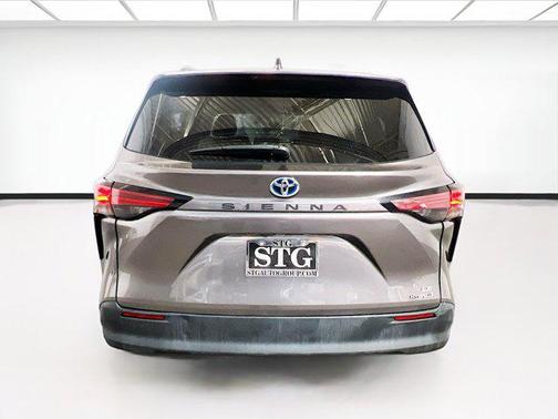 2022 Toyota Sienna LE