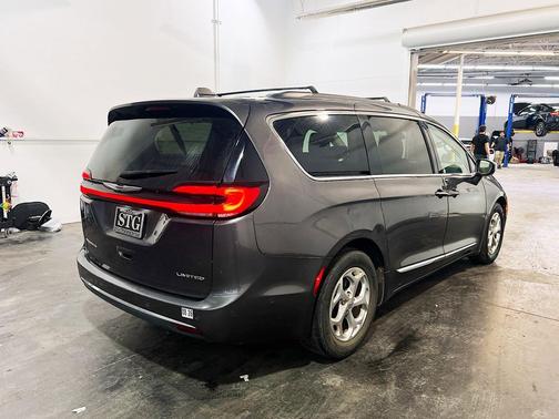 Granite Crystal Metallic Clearcoat 2022 Chrysler Pacifica Limited