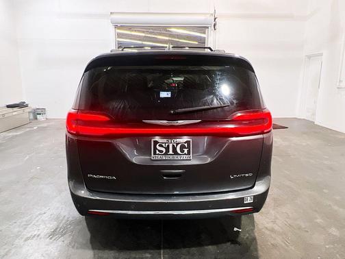 Granite Crystal Metallic Clearcoat 2022 Chrysler Pacifica Limited