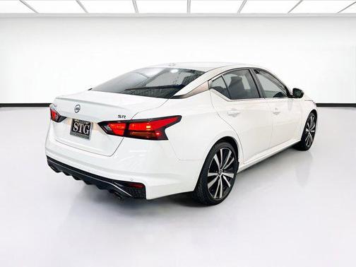 Glacier White 2022 Nissan Altima SR FWD