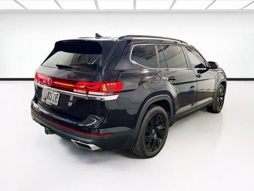 Deep Black Pearl 2024 Volkswagen Atlas 2.0T SE w/Technology