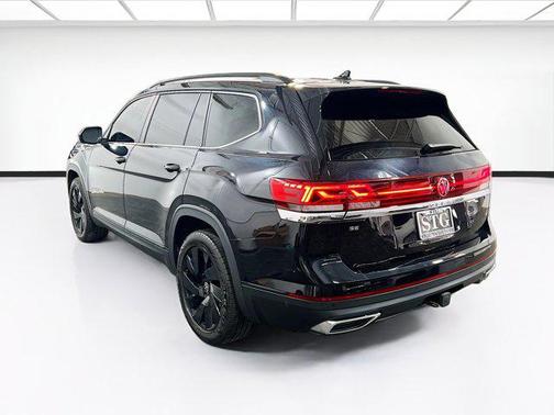 Deep Black Pearl 2024 Volkswagen Atlas 2.0T SE w/Technology