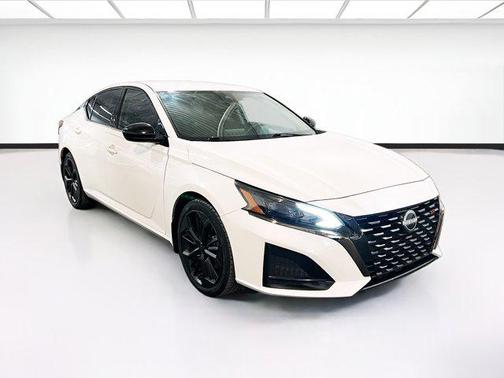 Pearl White Tricoat 2023 Nissan Altima SR FWD