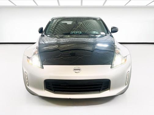 Brilliant Silver Metallic/Magnetic Black Pearl 2020 Nissan 370Z Sport