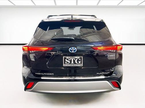 Midnight Black Metallic 2021 Toyota Highlander Hybrid Platinum