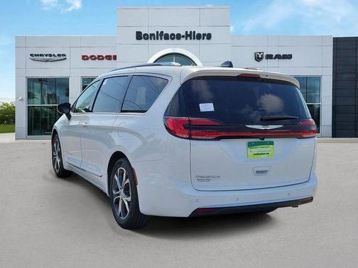 Bright White Clearcoat 2026 Chrysler Pacifica Pinnacle