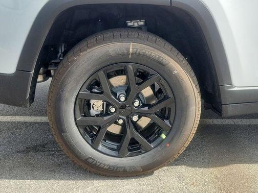 Bright White Clearcoat 2026 Jeep Grand Cherokee Laredo