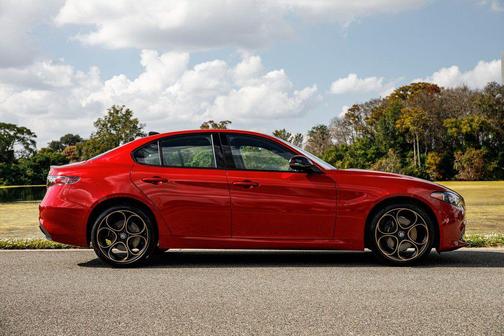 Rosso Etna 2025 Alfa Romeo Giulia Intensa AWD