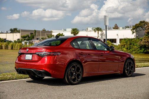 Rosso Etna 2025 Alfa Romeo Giulia Intensa AWD