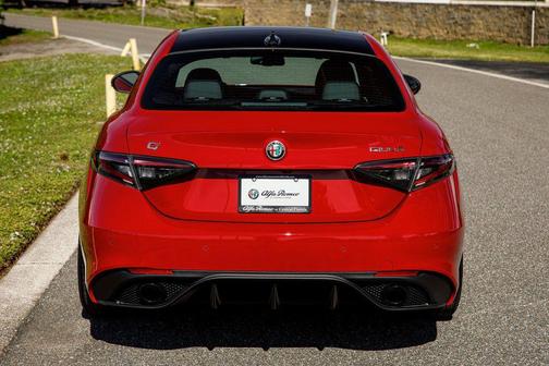 Alfa Rosso 2025 Alfa Romeo Giulia Intensa RWD