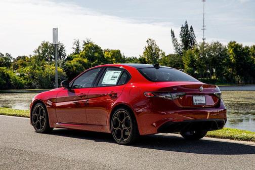 Alfa Rosso 2025 Alfa Romeo Giulia Intensa RWD