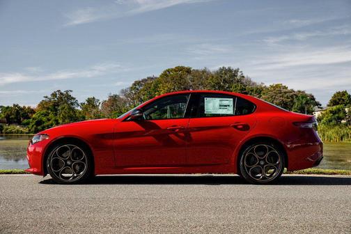 Alfa Rosso 2025 Alfa Romeo Giulia Intensa RWD