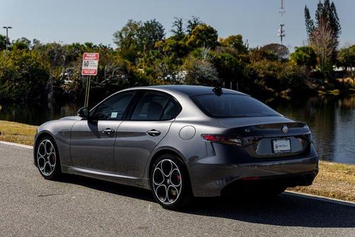 Vesuvio Gray Metallic 2026 Alfa Romeo Giulia Base