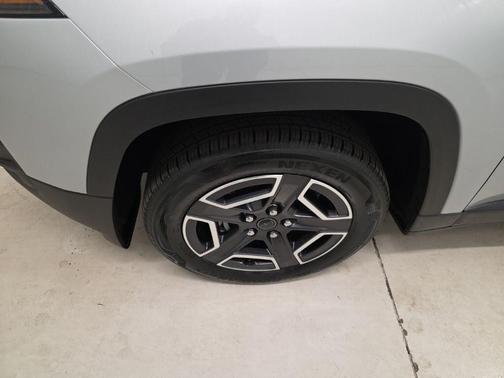 Silver Zynith Clearcoat 2026 Jeep Cherokee Limited