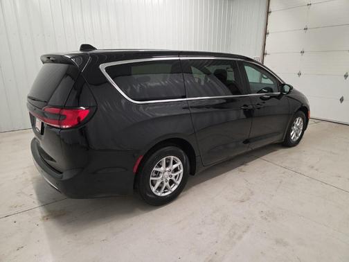 Diamond Black Crystal Pearlcoat 2027 Chrysler Pacifica L