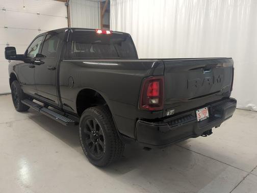 Diamond Black Crystal Pearlcoat 2026 RAM 2500 Big Horn Crew Cab 4x4 6'4' Box