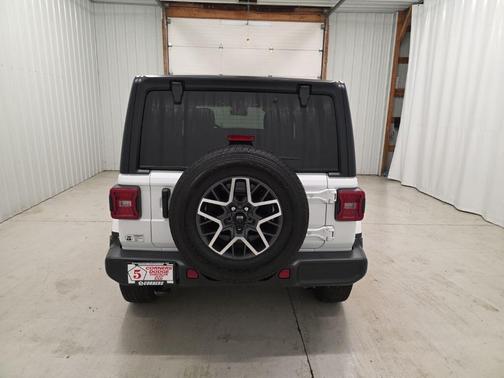 Bright White Clear Coat 2024 Jeep Wrangler 4-Door Sahara