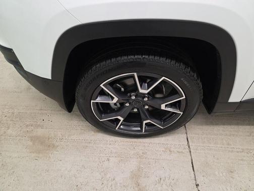 Bright White Clearcoat 2026 Jeep Cherokee Overland