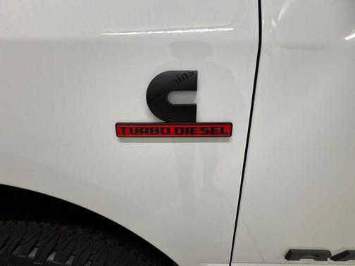 Bright White Clearcoat 2026 RAM 3500 Big Horn Crew Cab 4x4 6'4' Box