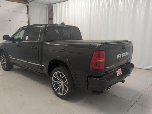 Diamond Black Crystal Pearlcoat 2026 RAM 1500 ST