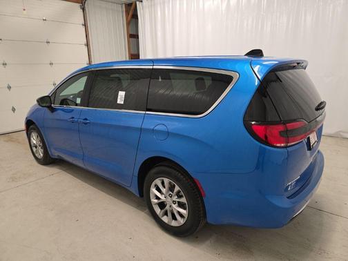 Hydro Blue Pearlcoat 2026 Chrysler Pacifica L