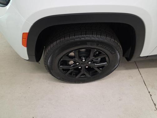 Bright White Clearcoat 2026 Jeep Grand Cherokee Altitude