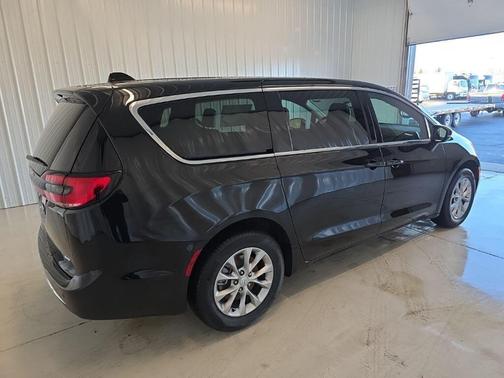 Diamond Black Crystal Pearlcoat 2026 Chrysler Pacifica L