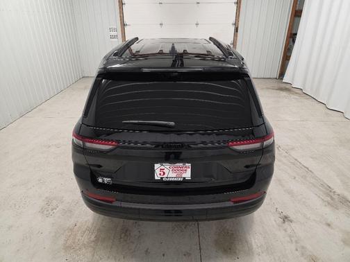 Diamond Black Crystal Pearlcoat 2026 Jeep Grand Cherokee Limited