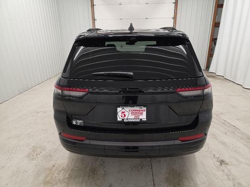 Diamond Black Crystal Pearlcoat 2026 Jeep Grand Cherokee Limited