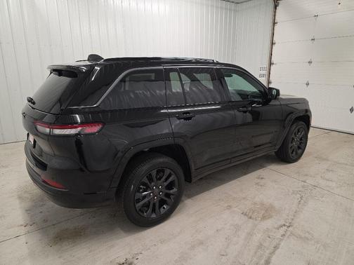 Diamond Black Crystal Pearlcoat 2026 Jeep Grand Cherokee Limited