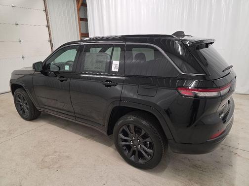 Diamond Black Crystal Pearlcoat 2026 Jeep Grand Cherokee Limited