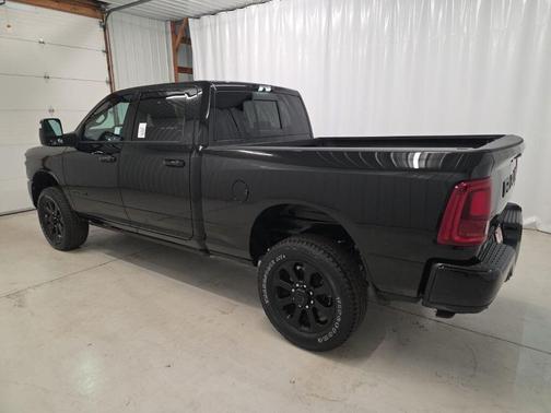 Diamond Black Crystal Pearlcoat 2026 RAM 2500 Laramie Crew Cab 4x4 6'4' Box
