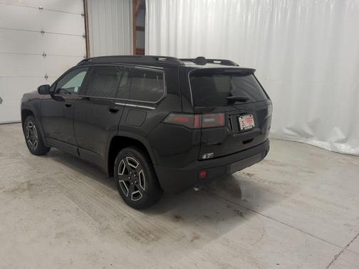 Diamond Black Crystal Pearlcoat 2026 Jeep Cherokee Limited