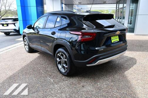 Mosaic Black Metallic 2026 Chevrolet Trax LT