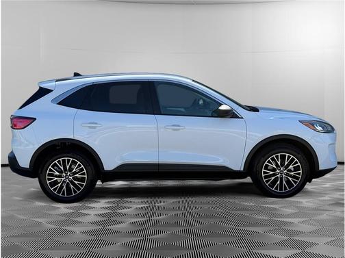 White 2022 Ford Escape PHEV SE