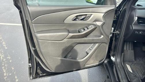 Mosaic Black Metallic 2023 Chevrolet Traverse LT Cloth